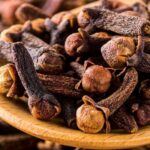 Beneficios de Masticar Clavo de Olor a Diario