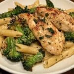 Pollo al ajo parmesano con penne de brócoli asado