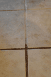 ¡SOLO SE NECESITAN 3 INGREDIENTES PARA LIMPIAR LA JUNTA Y LOS AZULEJOS! Elimina la suciedad 2 SOLO SE NECESITAN 3 INGREDIENTES PARA LIMPIAR LA JUNTA
