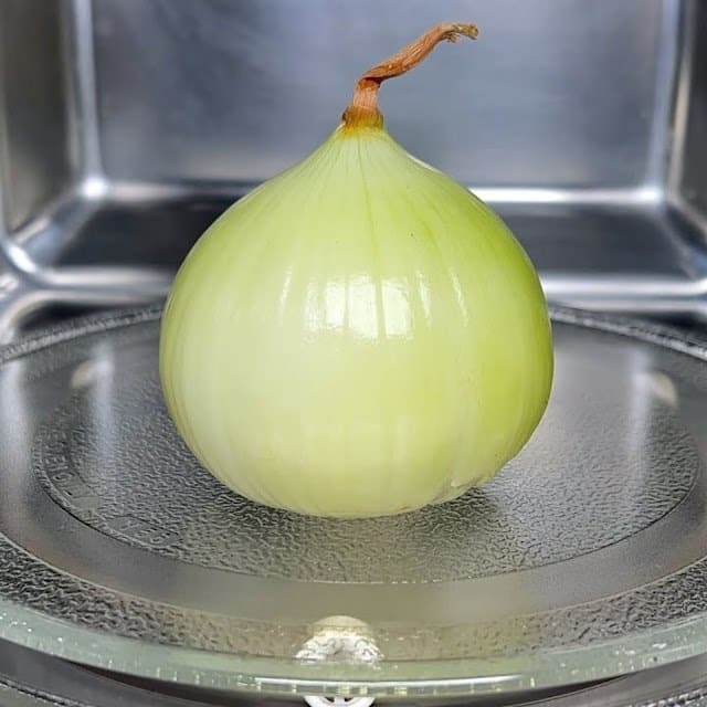 Usa un microondas para cocinar cebollas