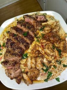 Camarones cajún y bistec Pasta Alfredo
