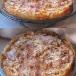 Crujiente de manzana en plato hondo
