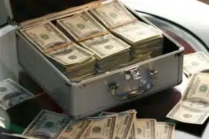 Linda hereda los viejos relojes de su abuela mientras su codicioso hermano se queda con la casa; sin saberlo, ella recibió casi $200,000 2 Linda hereda los viejos relojes