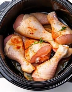 Pon muslos de pollo crudos en una olla de cocción lenta con estos 3 ingredientes 2 Pon muslos de pollo crudos en una olla de cocción lenta con estos 3 ingredientes