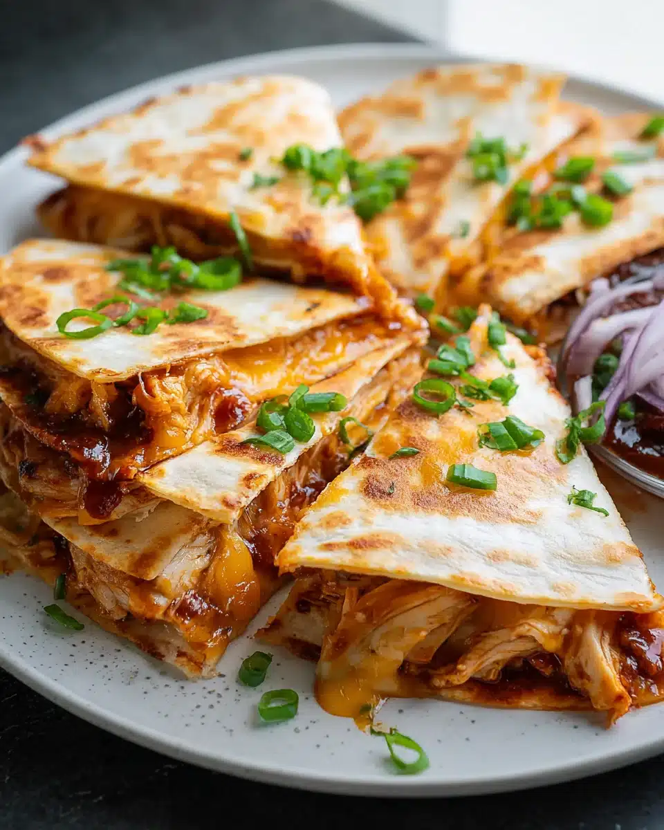 Leckere BBQ Chicken Quesadillas: Einfach und Schnell zubereiten! 4 Leckere BBQ Chicken Quesadillas: Einfach und Schnell zubereiten!